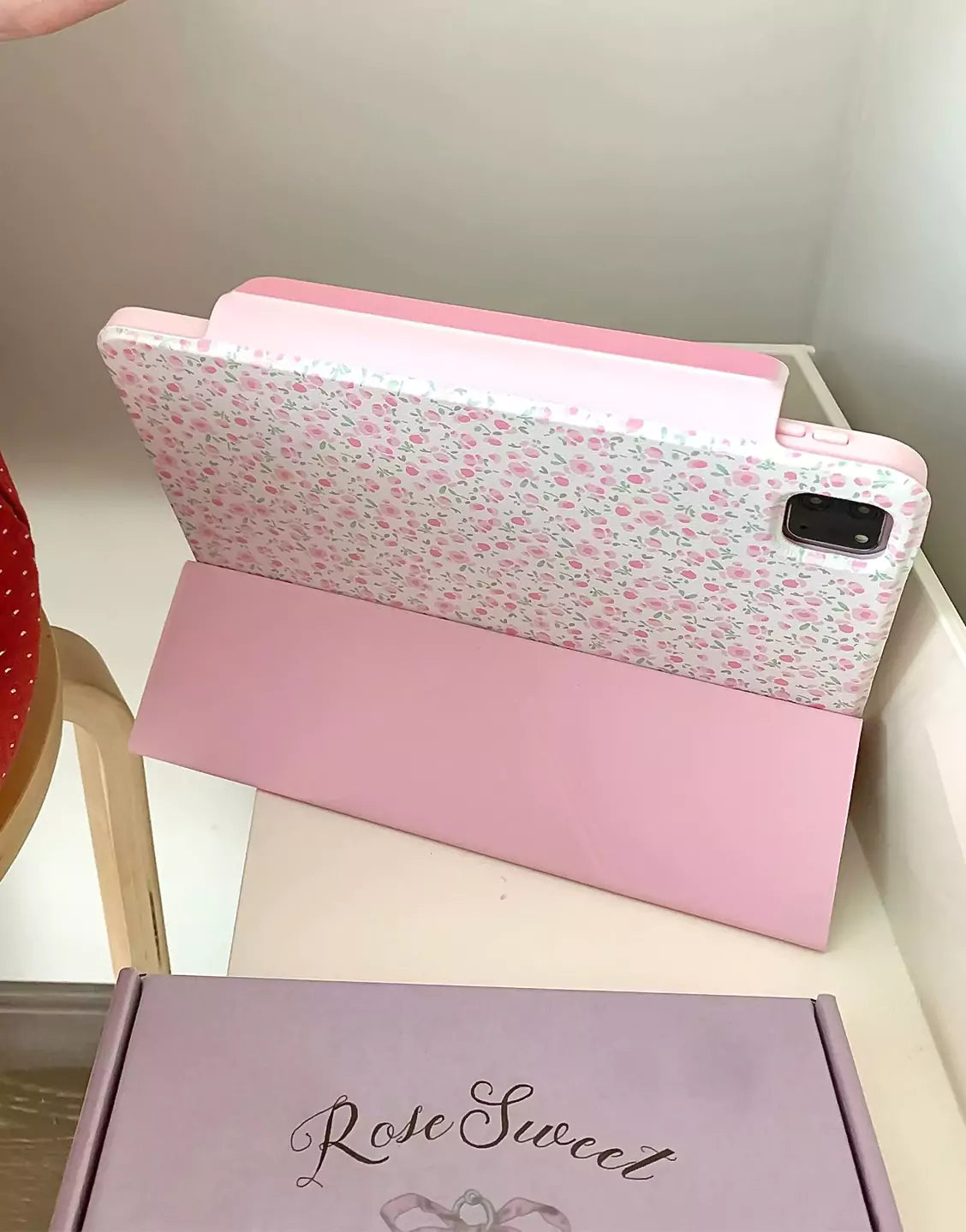 Retro Soft Pink Floral Print Magnetic iPad Case with Pencil Holder for iPad 10.2 iPad Air 5 4th 3rd Generation 10.9 2022 10th iPad 9.7 5 6th 2020 2021 2024 Pro 11 Case