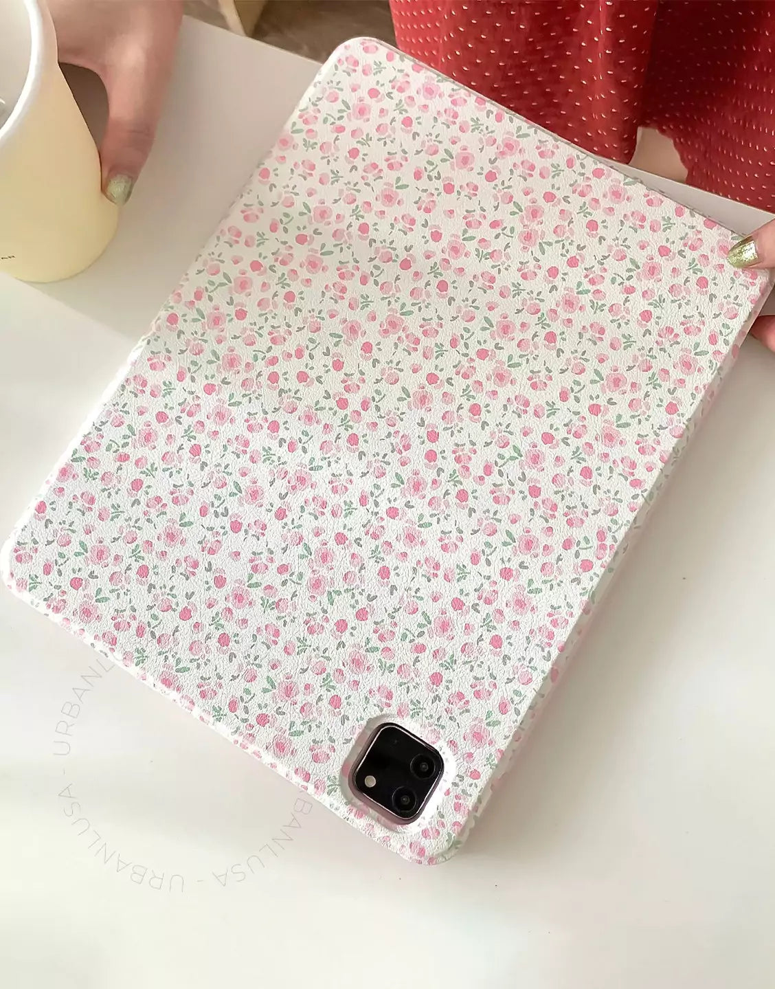 Retro Soft Pink Floral Print Magnetic iPad Case with Pencil Holder for iPad 10.2 iPad Air 5 4th 3rd Generation 10.9 2022 10th iPad 9.7 5 6th 2020 2021 2024 Pro 11 Case